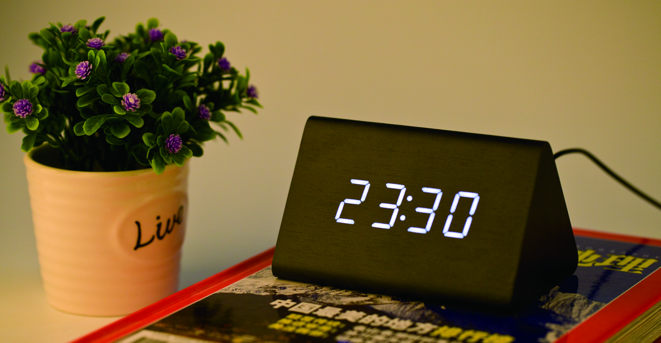 Best Seller Smart Triangle Wooden LED Clock Et510