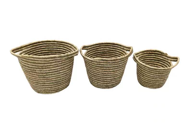 Corn leaves and paper basekts