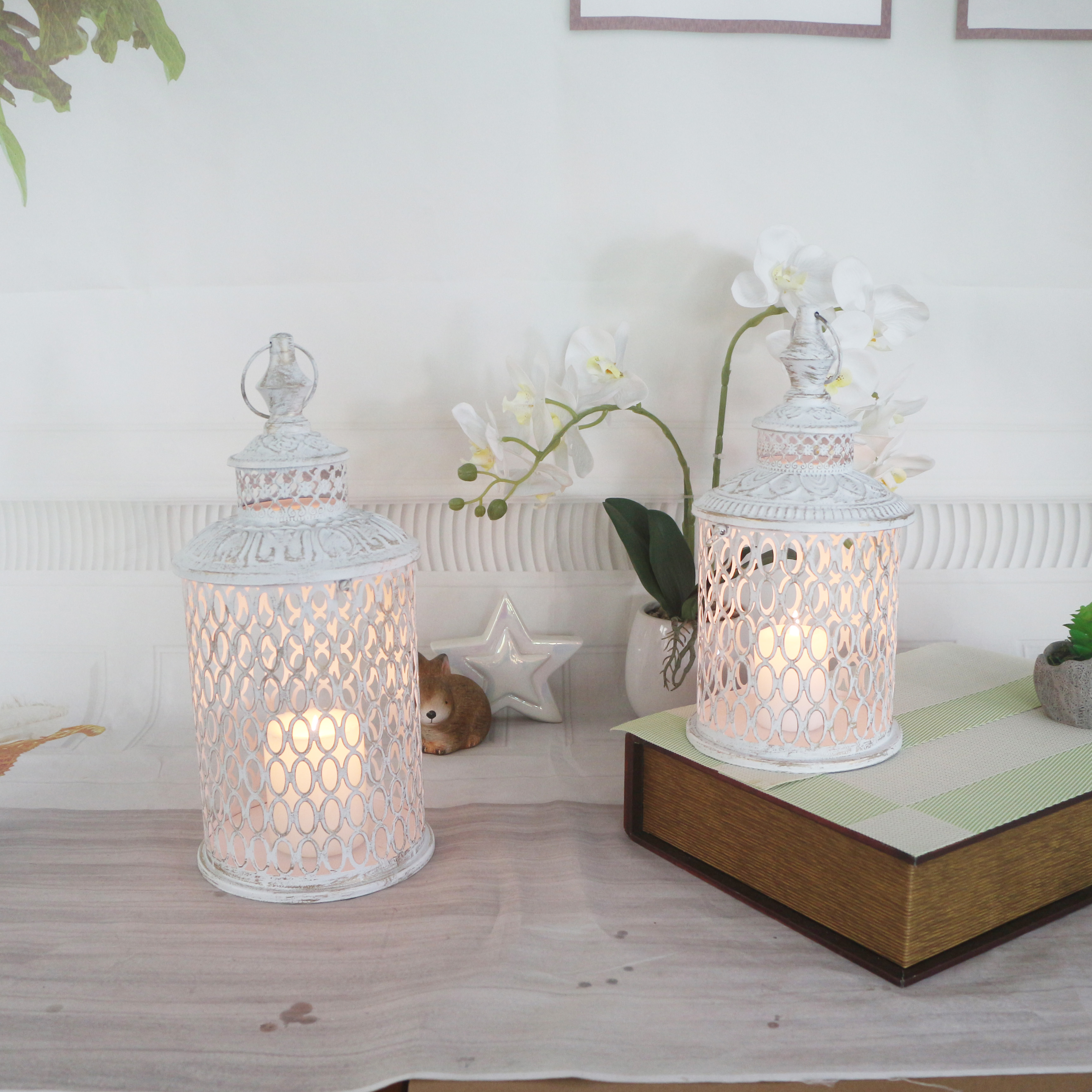 Set of 2 metal lantern.