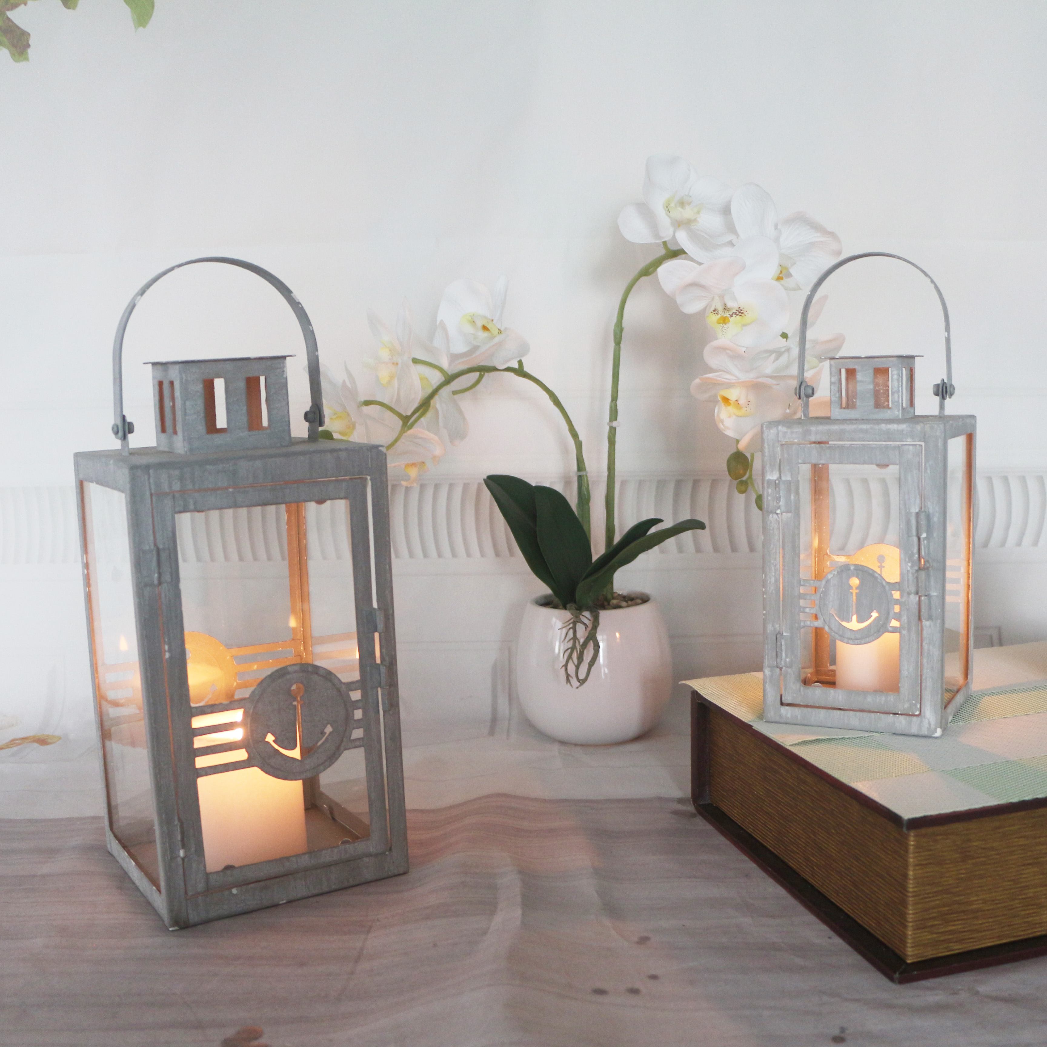 Set of 2 metal lantern.