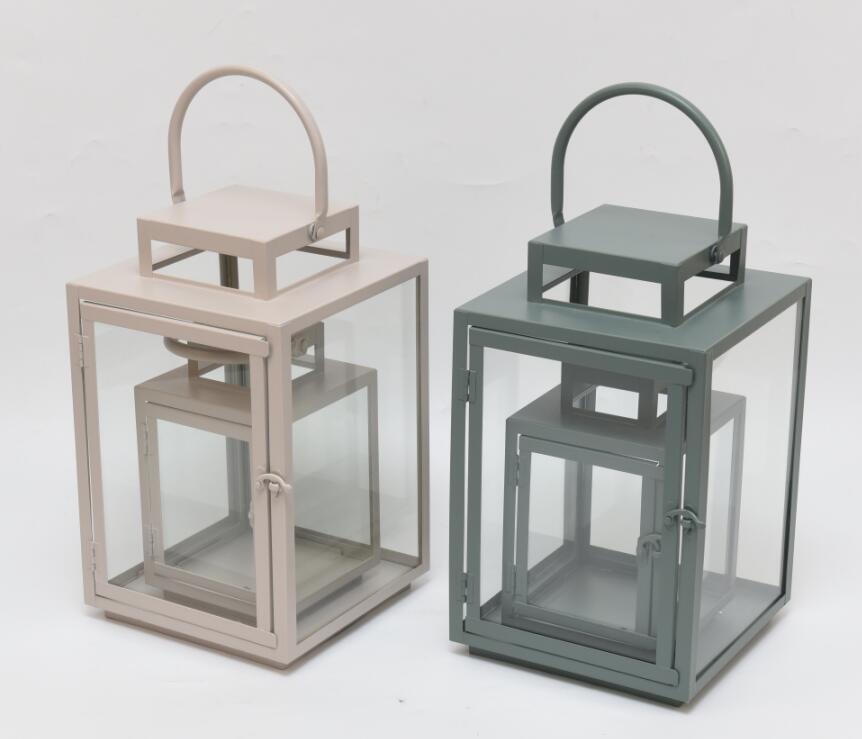 Set of 2 metal lantern.