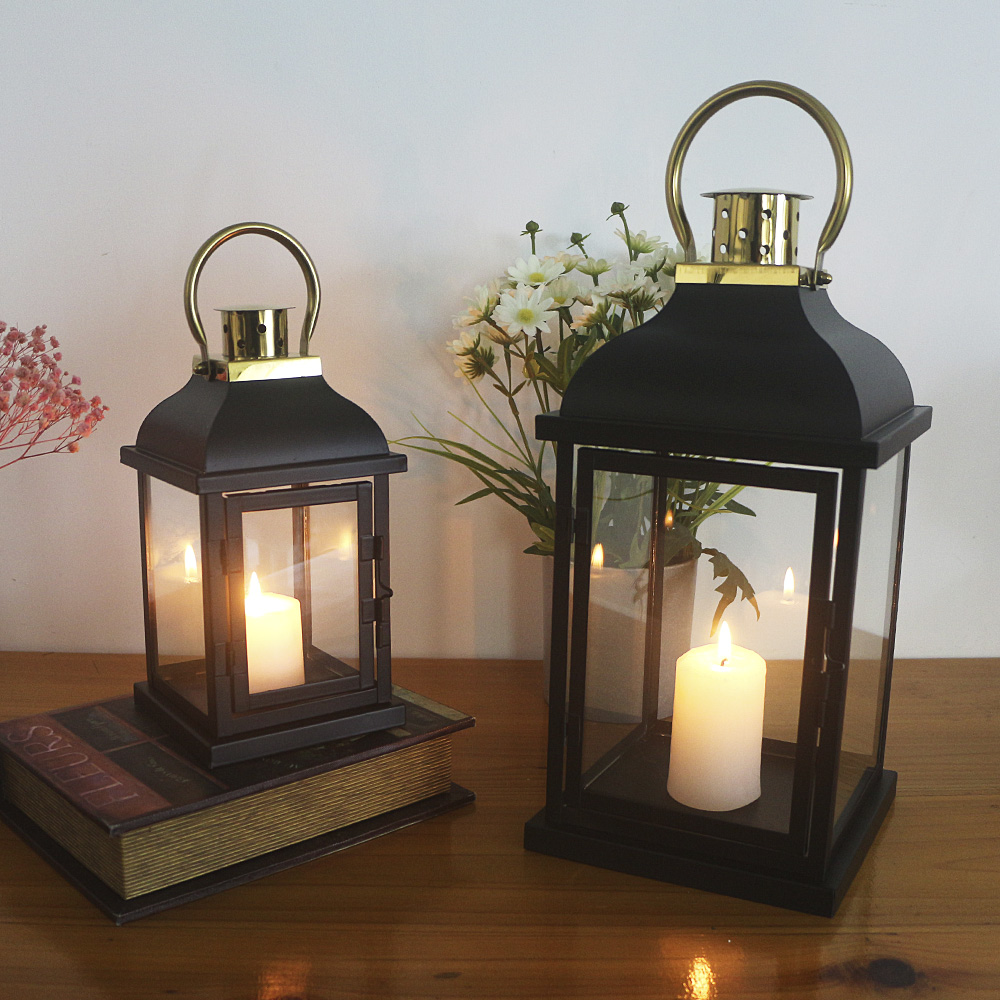 Set of 2 metal lantern.