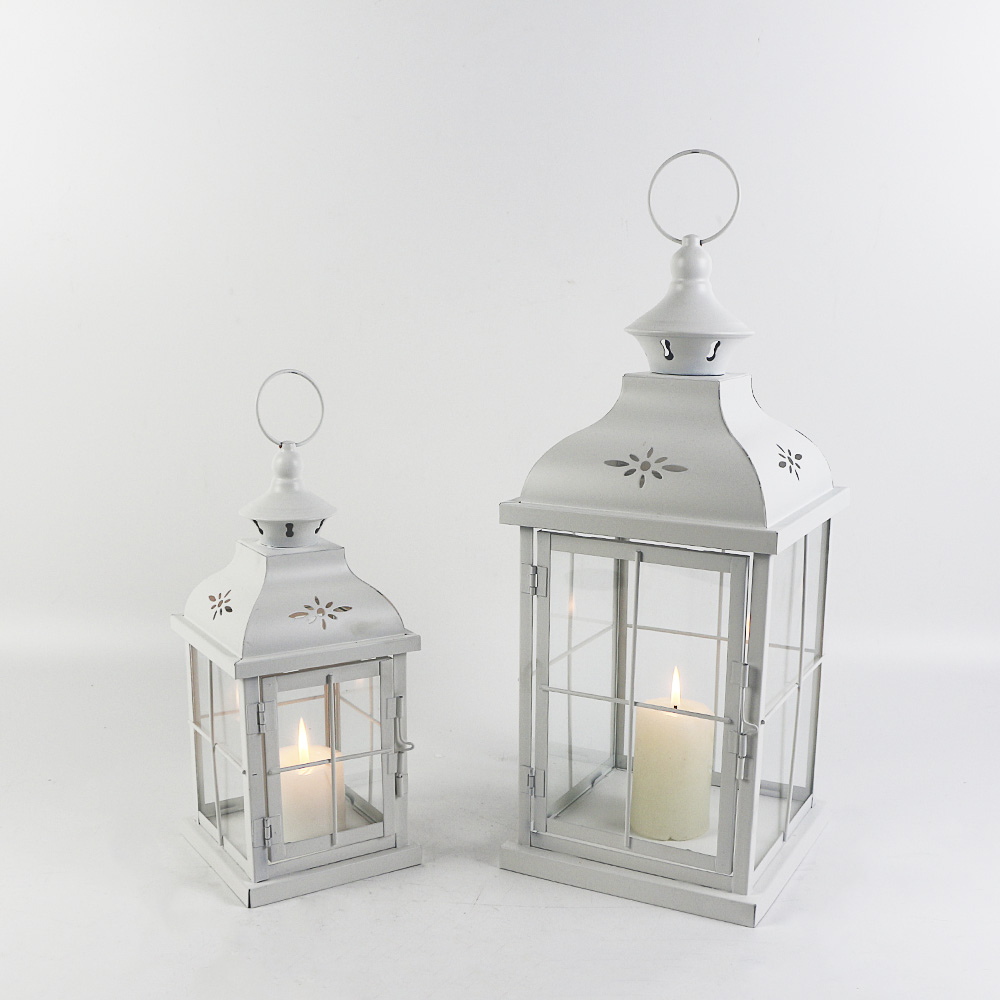 Set of 2 metal lantern.