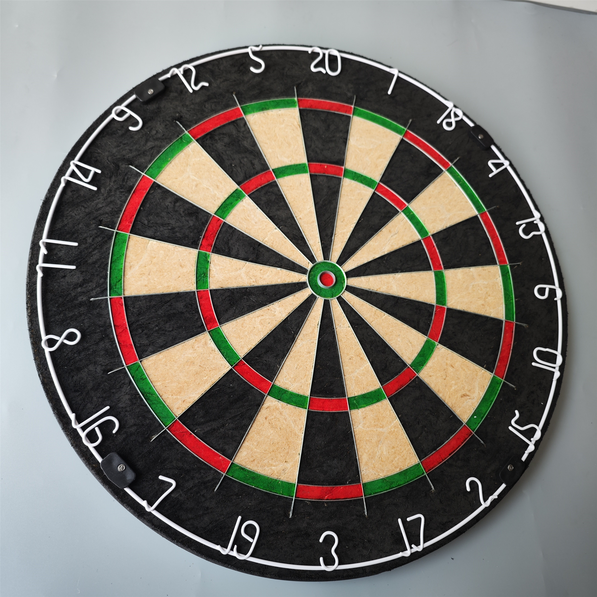 Blade wire sisal dartboard