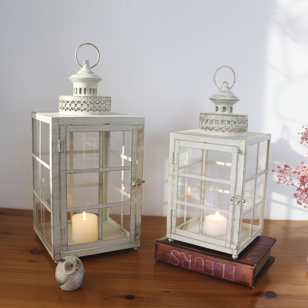 Set of 2 metal lantern.