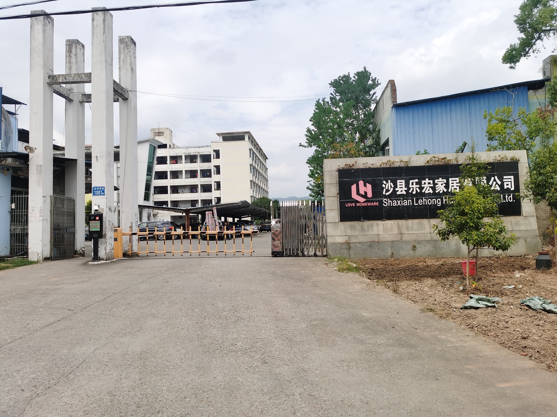 Fujian Lehong Home Furnishings Co., Ltd. – Office desk 1