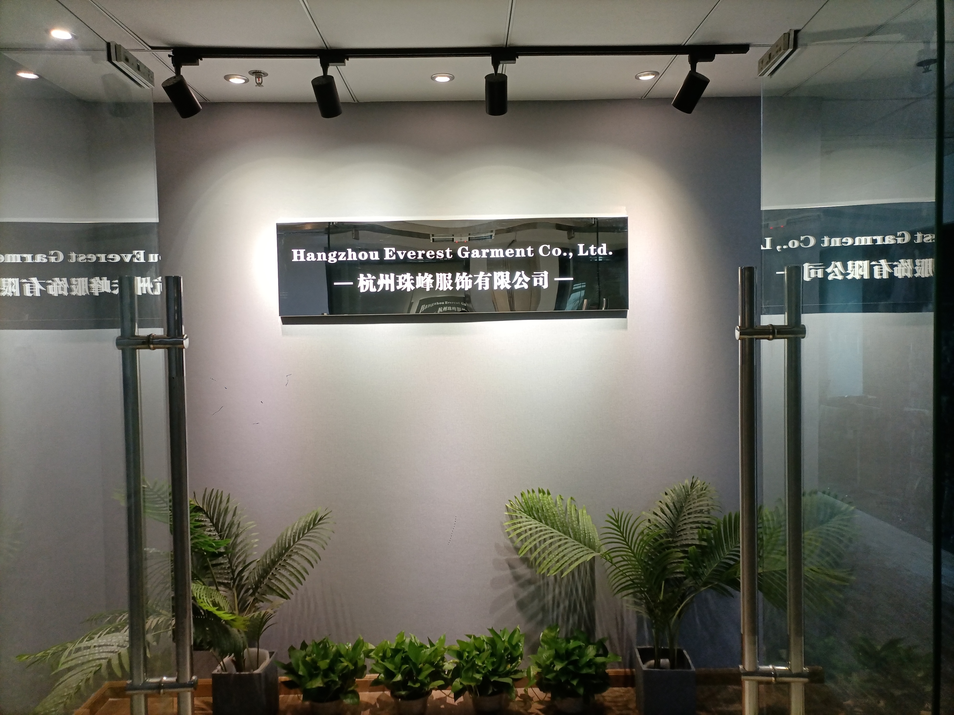 Hangzhou Everest Clothing Co., Ltd. – chemical fiber scarf 1