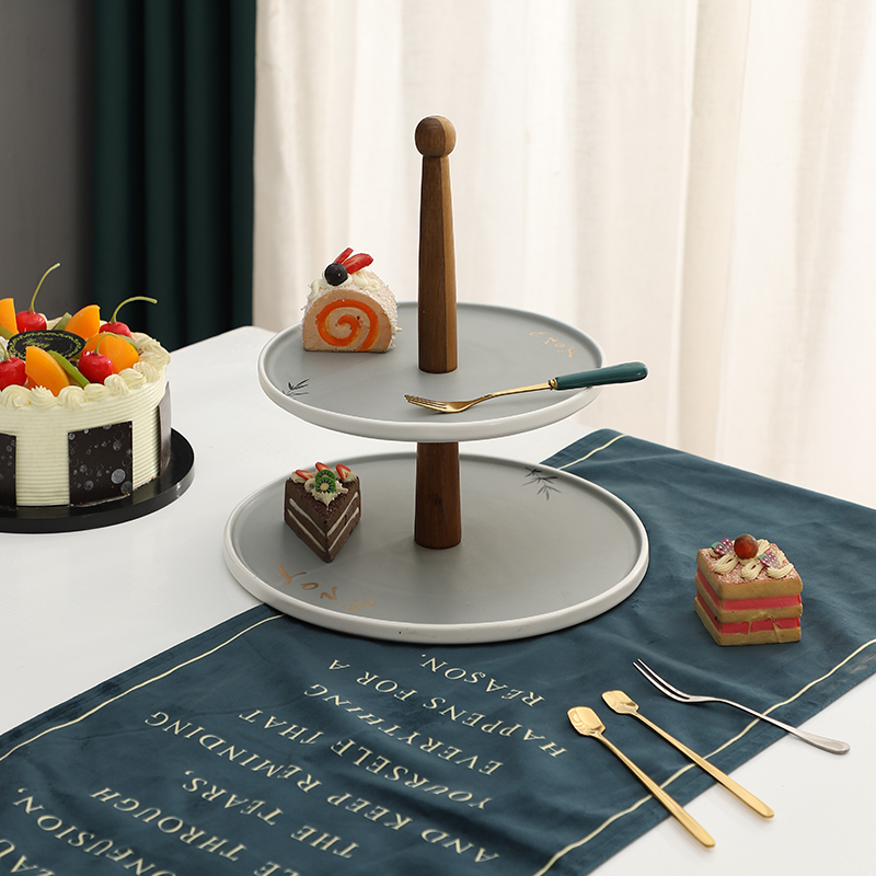 Cake pan with handle