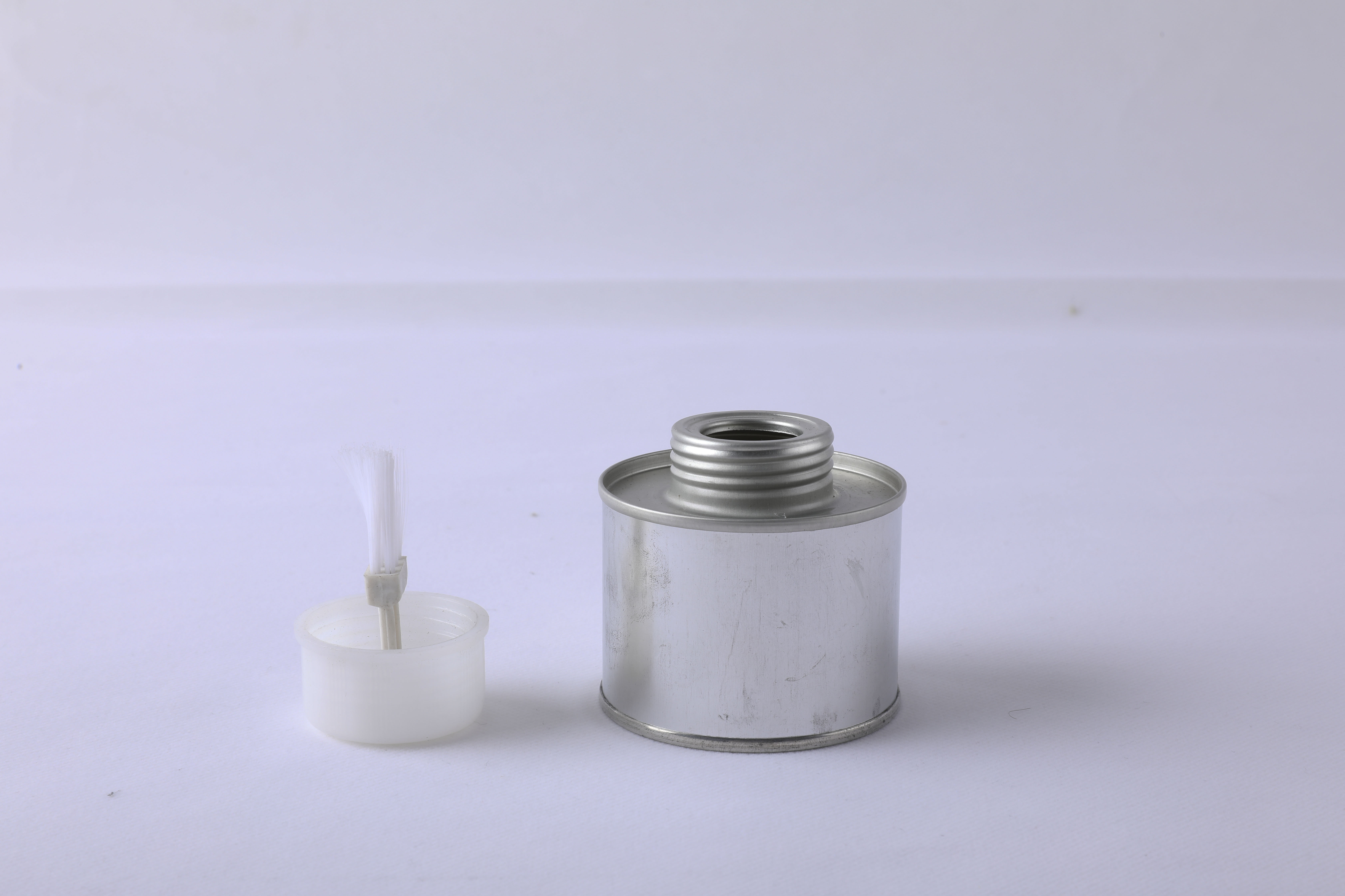 Matel tin can with plastic brush lid for glue metal packaging