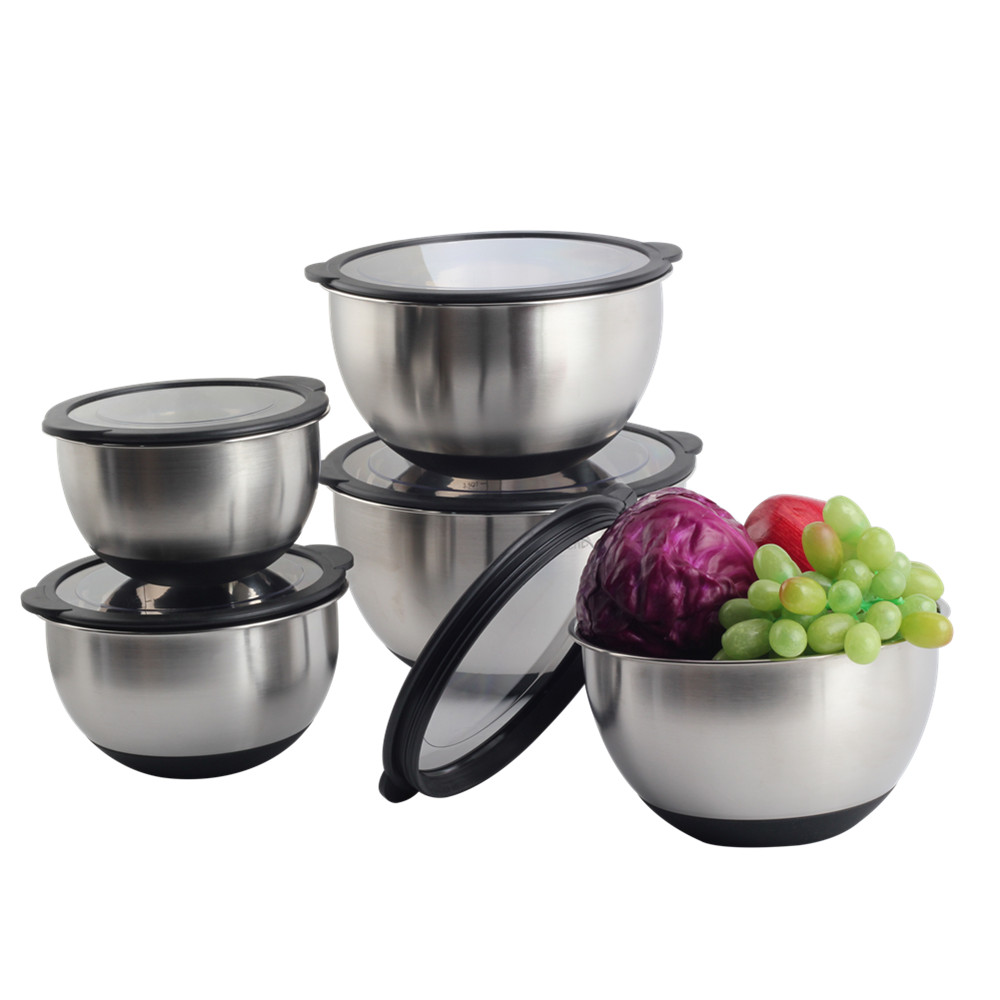 Stainless steel mixing bowl with plastic lid