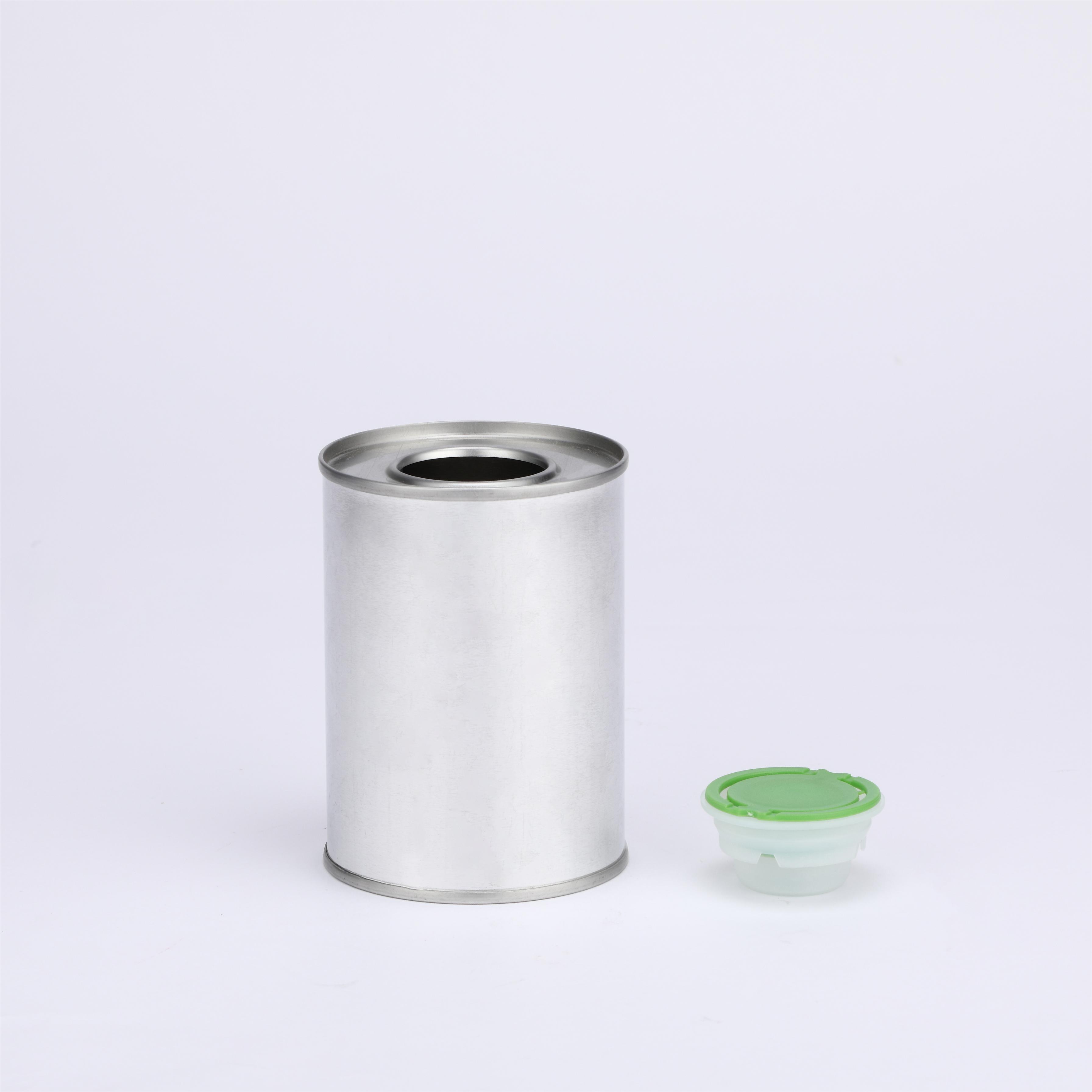 Round tin can with plastic lid for engine oil packaging