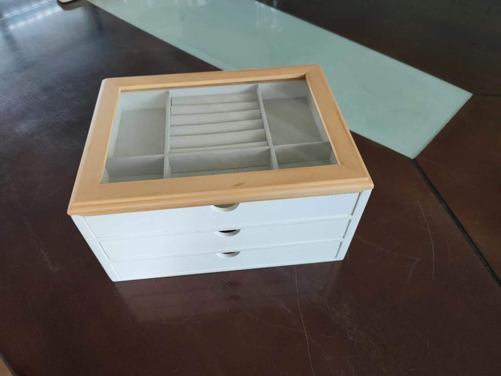 Jewelry box
