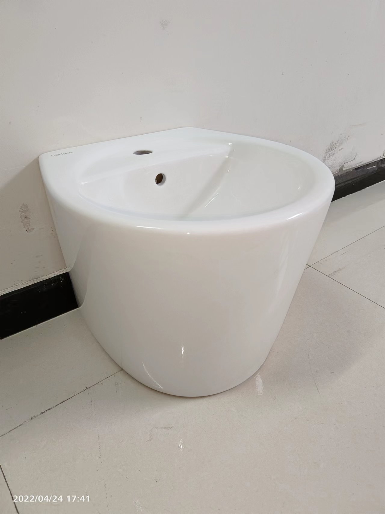 Ceramic wall-hung basin