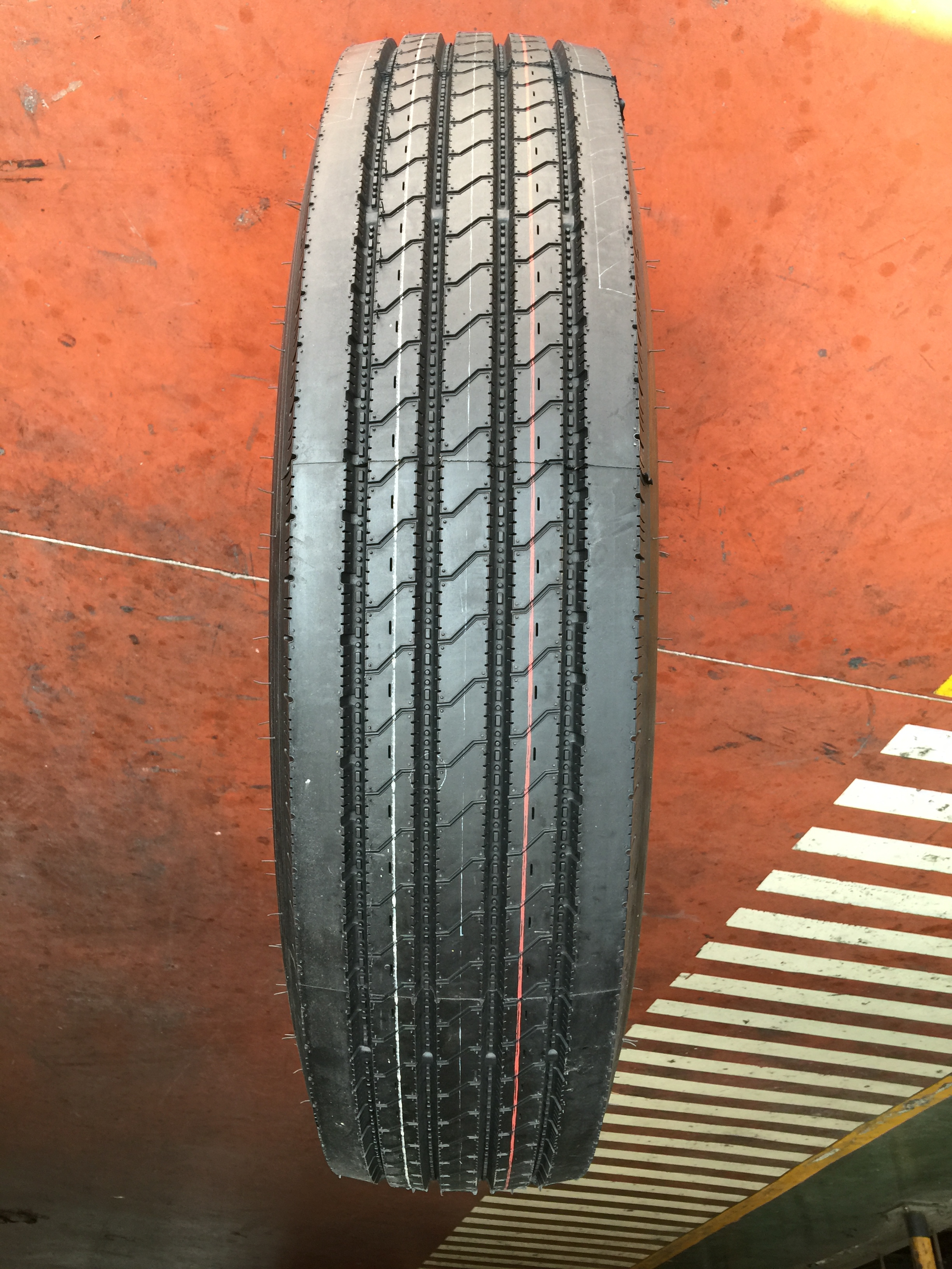 Tubeless Tyres 12r22.5 315/80r22.5 315/70r22.5 385/65r22.5 Radial Heavy Duty TBR Truck Bus Tire