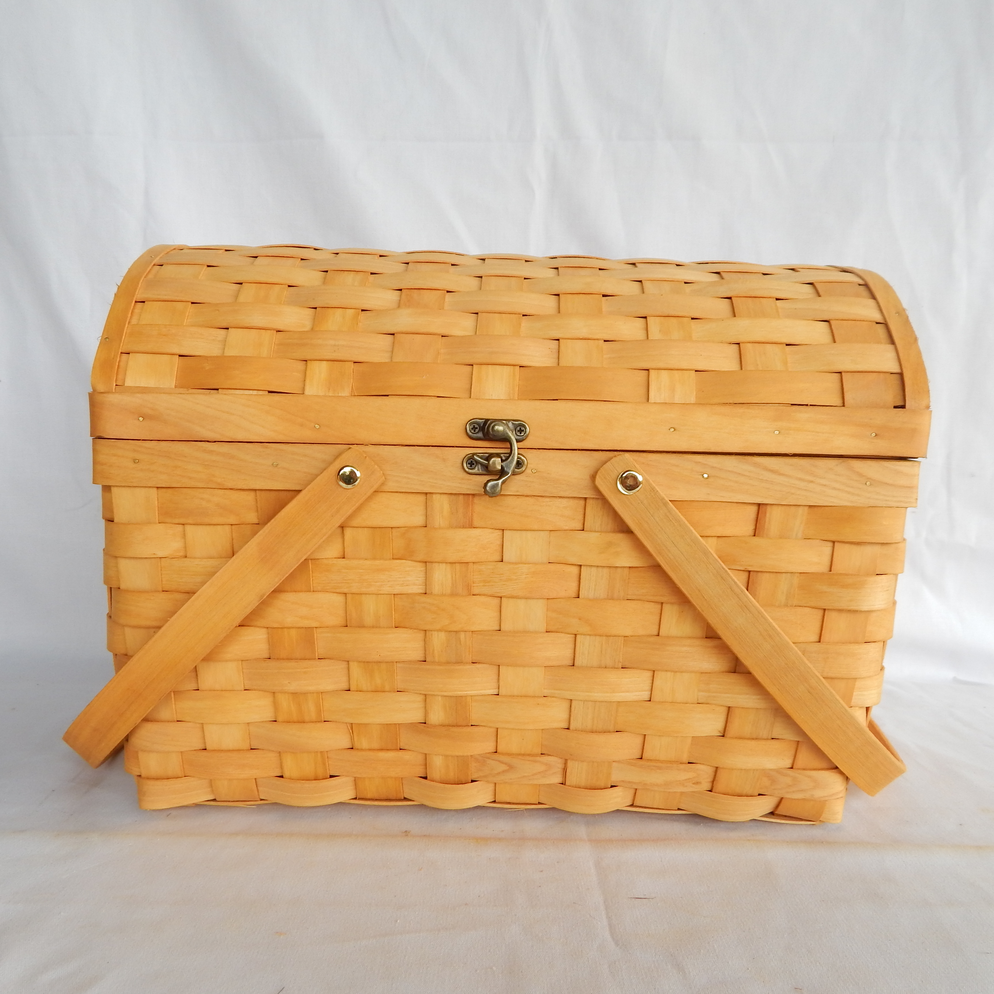 Woodchip picnic basket