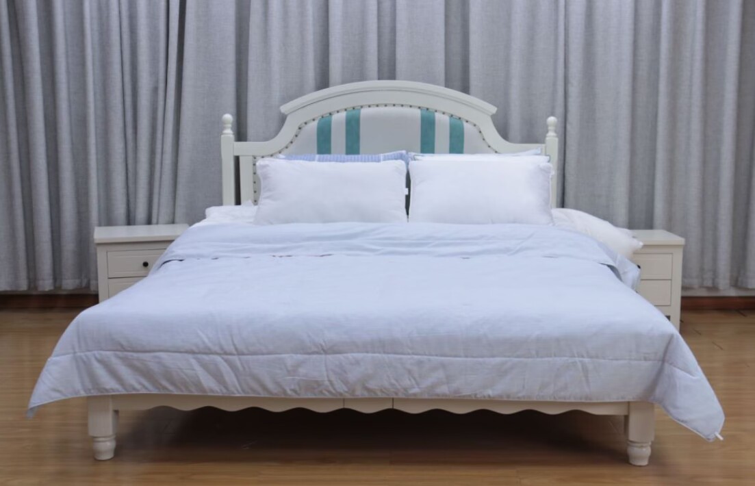 Yarn dyed polyester comforter