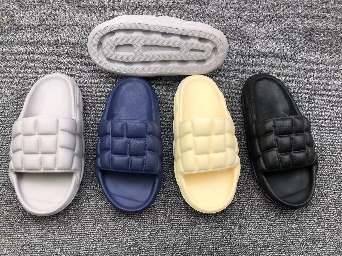 New Grid pattern Flat Fashion Men Women Comfy Cushioned Thick Sole Quick Drying Shower Shoes
