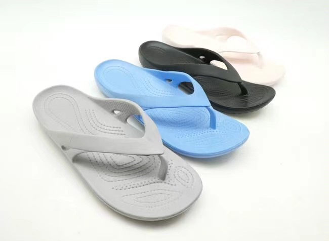 Latest Design Line Pattern Lightweight Soft Cushioned Non-Slip Bathroom Men's and Women's Slippers