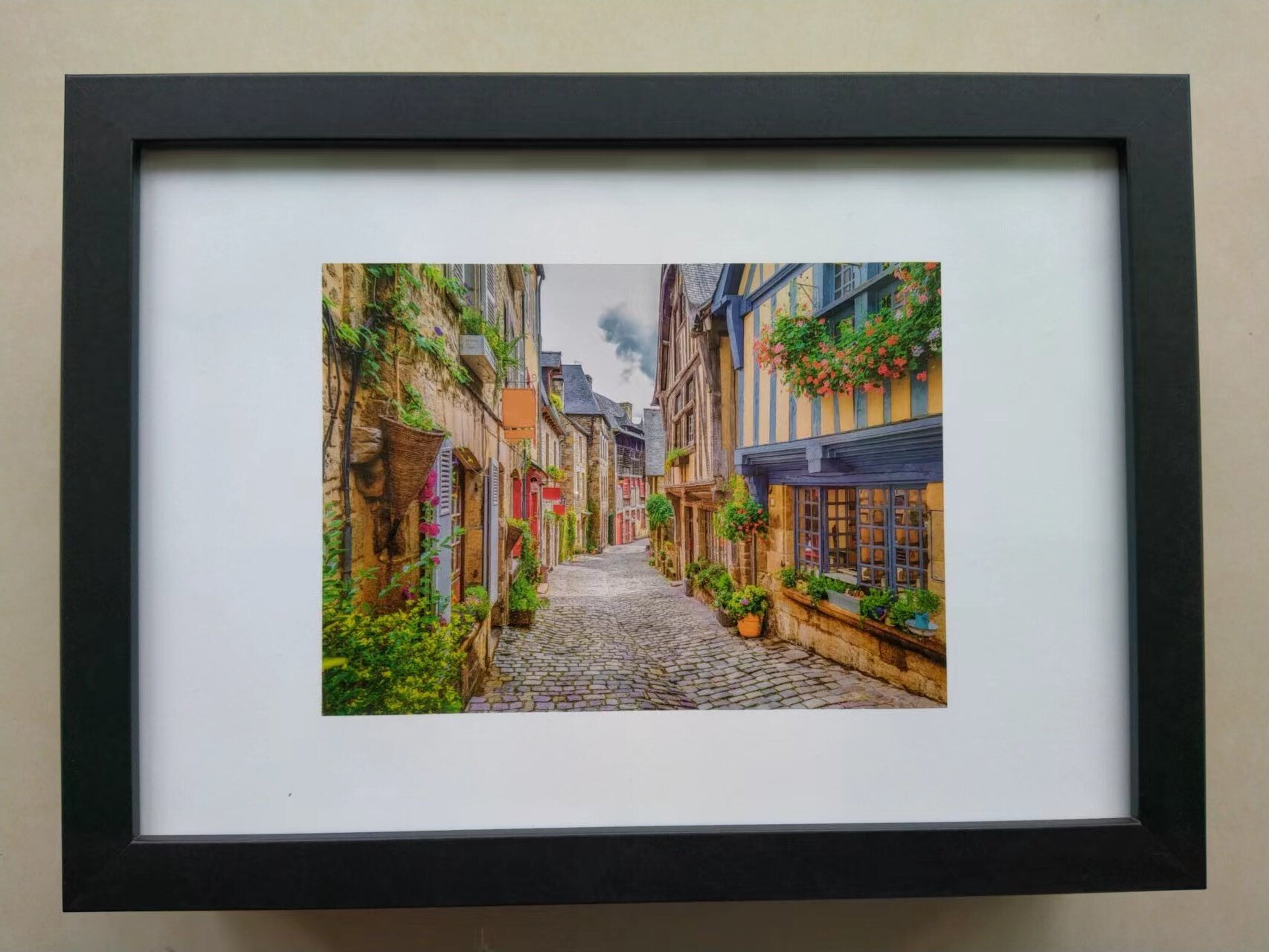 Gallery wall for picture frame