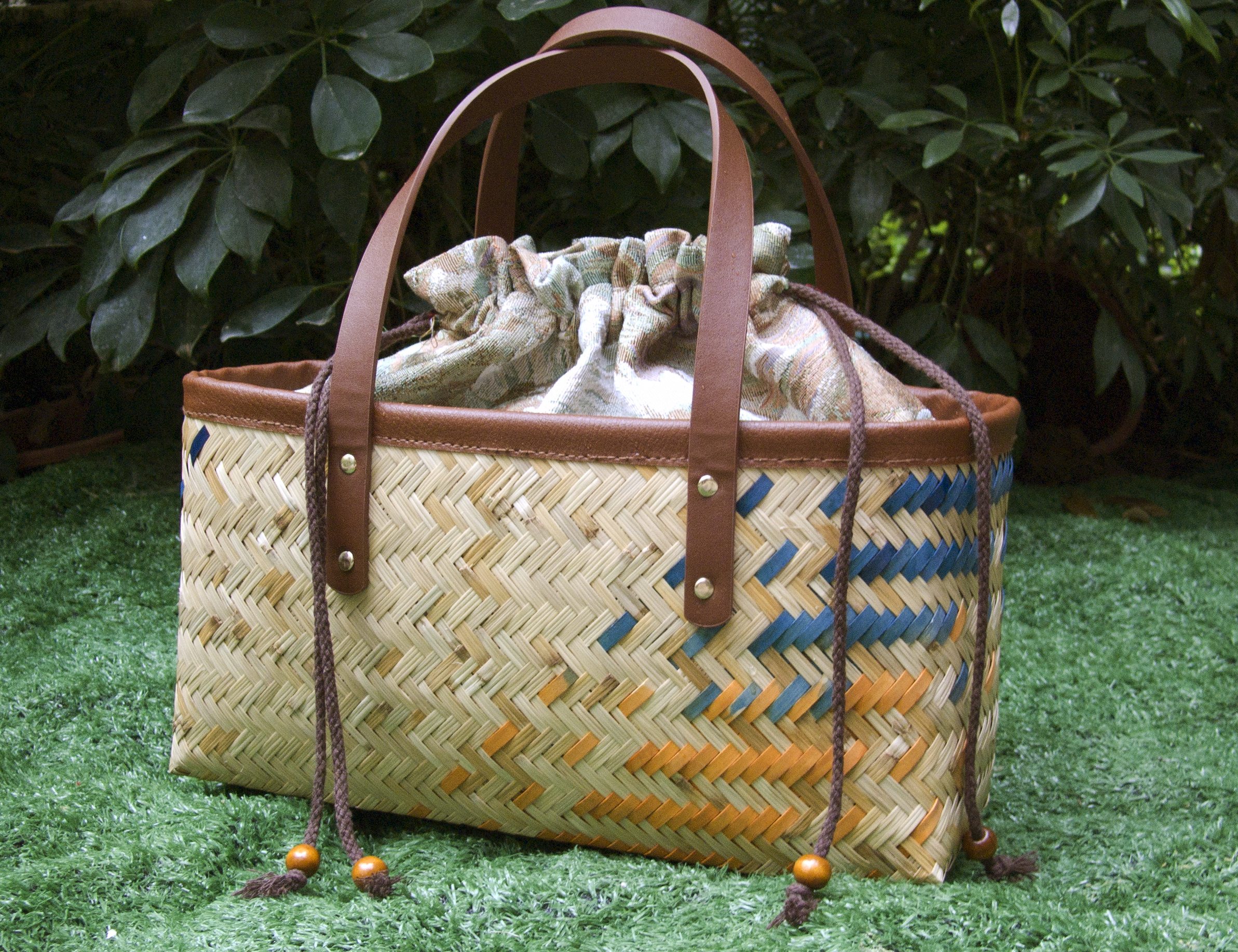 Handbags made of yellow and blue reeds