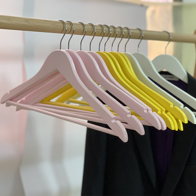Best-selling wooden clothes hanger with notches and trousers bar A grade
