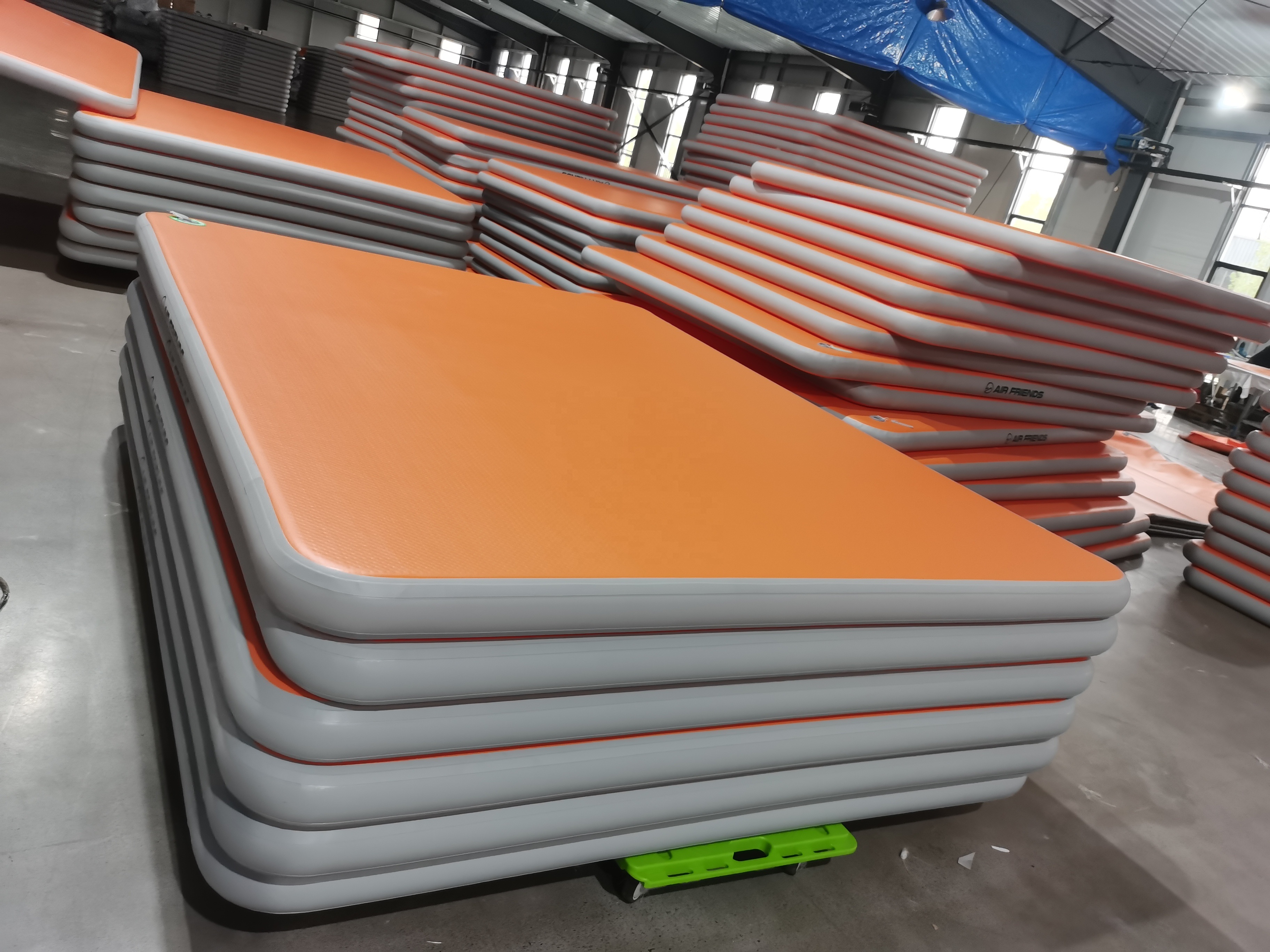Inflatable sleeping mat