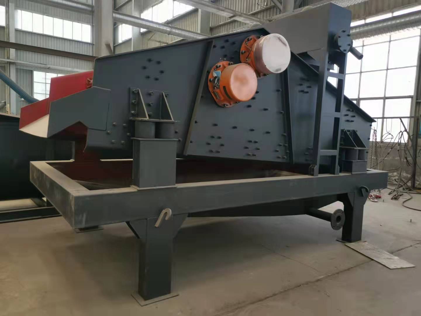 Linear vibrating screen