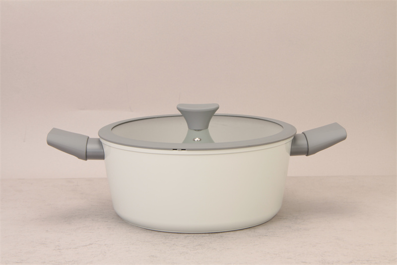 Pressed aluminum casserole with lid