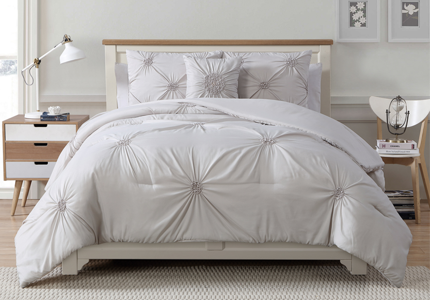Emroidery quilt set / comforter set