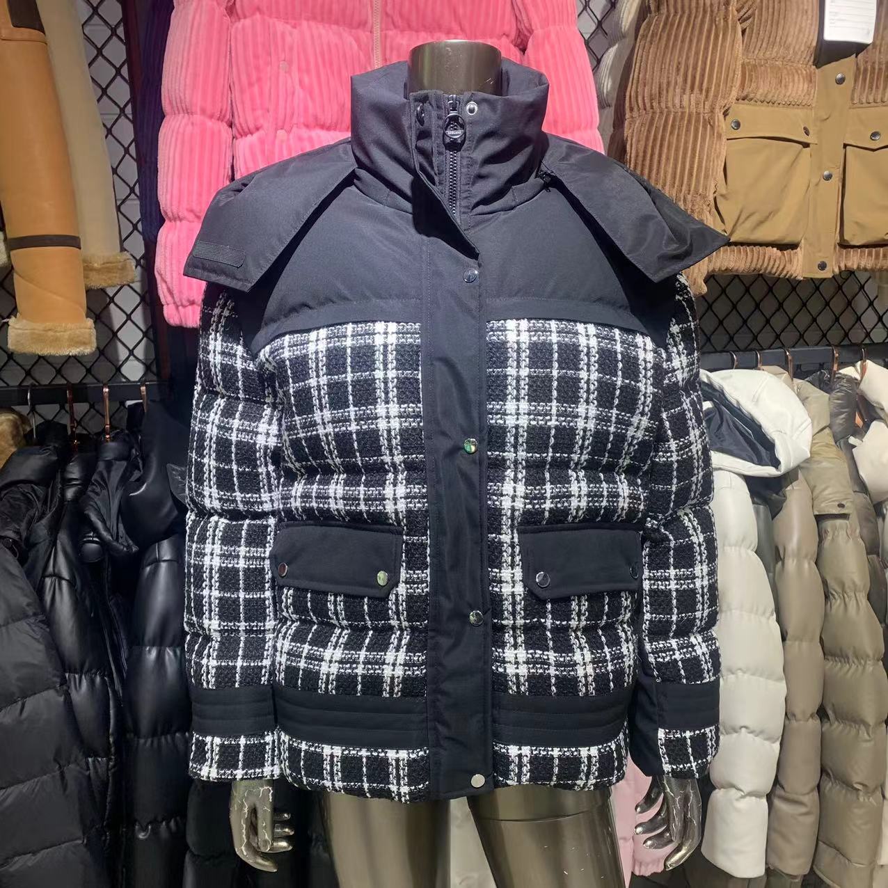 Lady‘s tweed jacket channel style with 90/10 down feather padding.