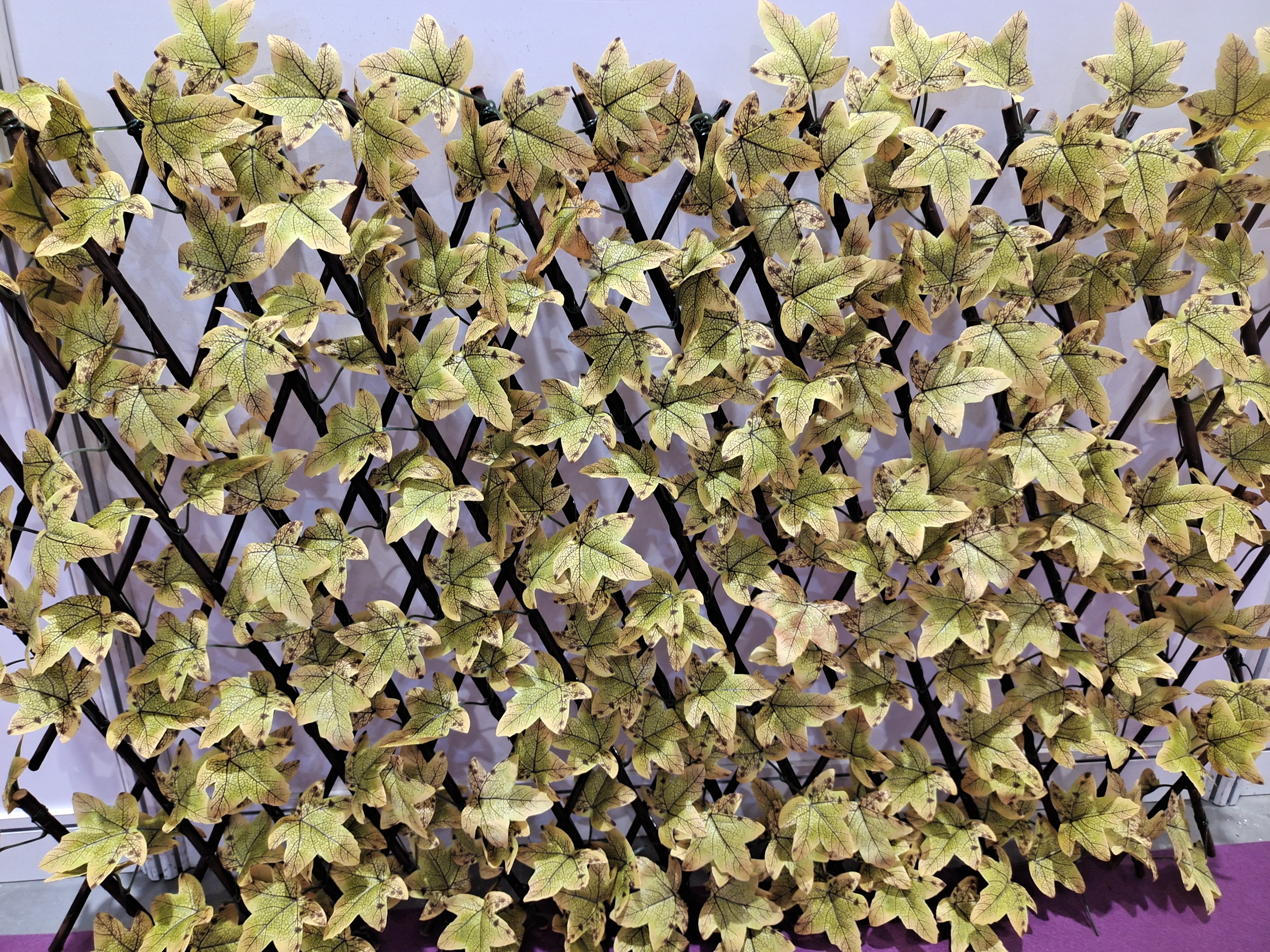 Willow expanding trellis with artificial leaf