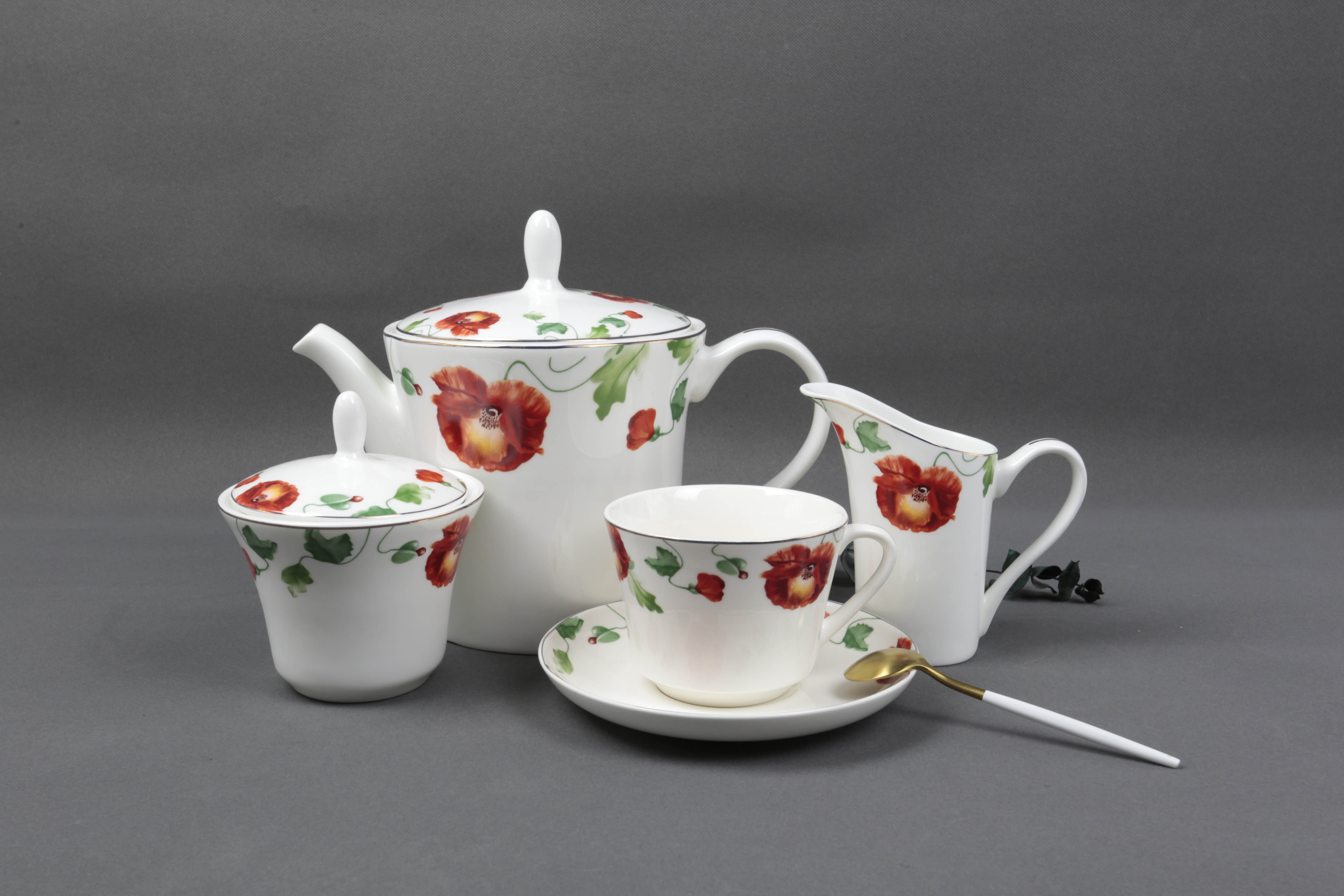 Fine Bone China wit Decal Tea Set