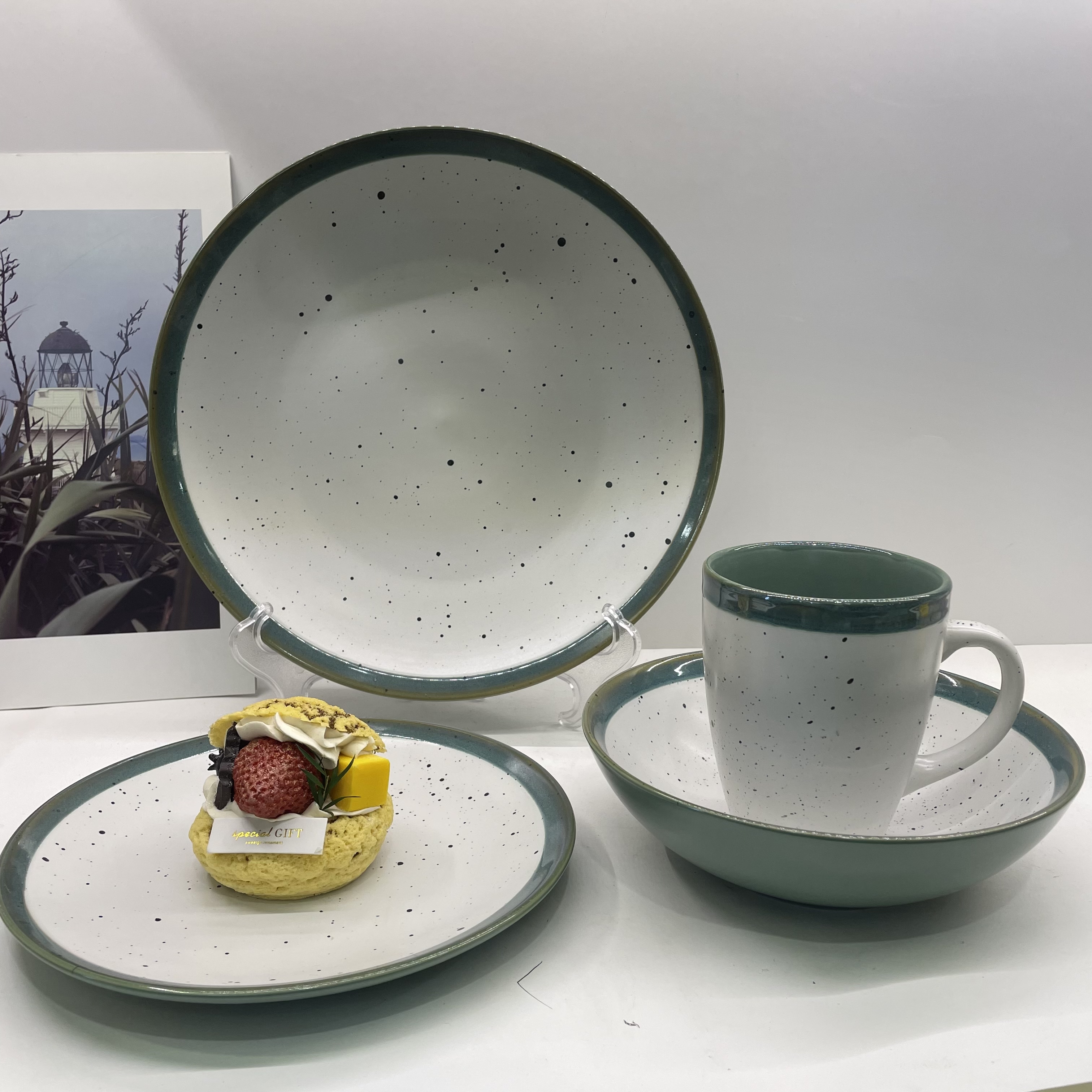 Crips green stoneware with two tone solid color and spraying dots