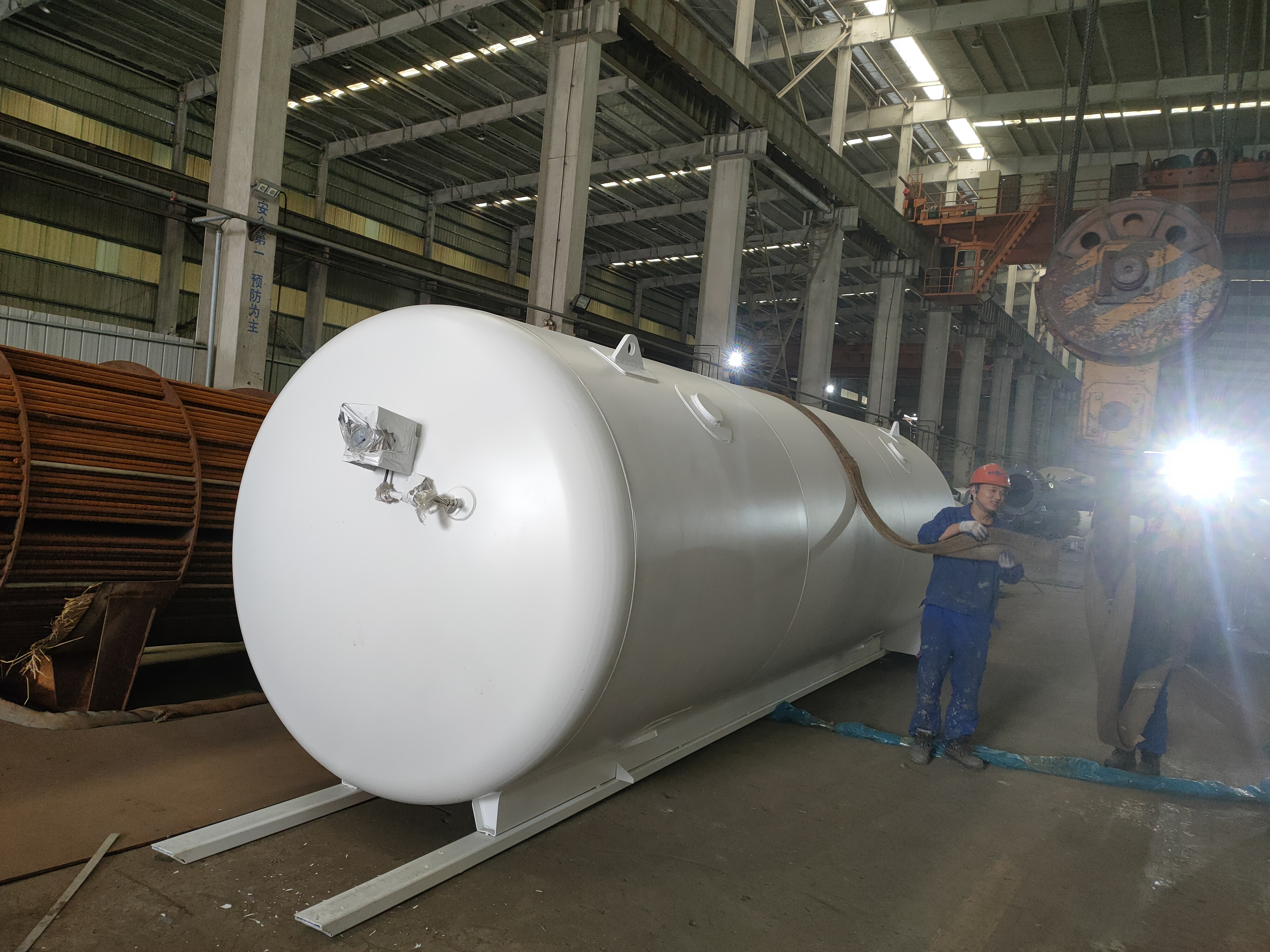 Multi-layer cryogenic horizontal mobile tank