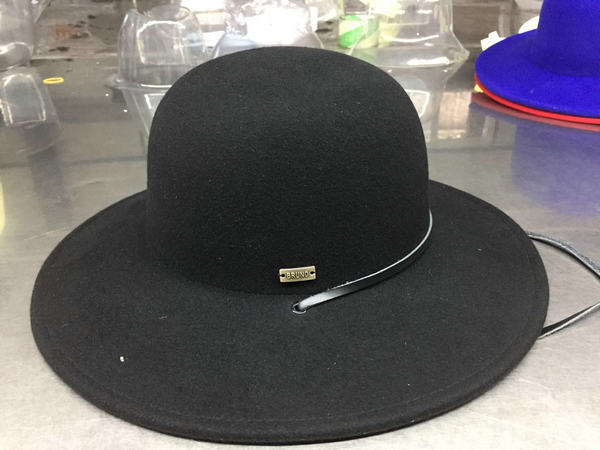 Elegant felt hat with round head and large brim. Wool hat