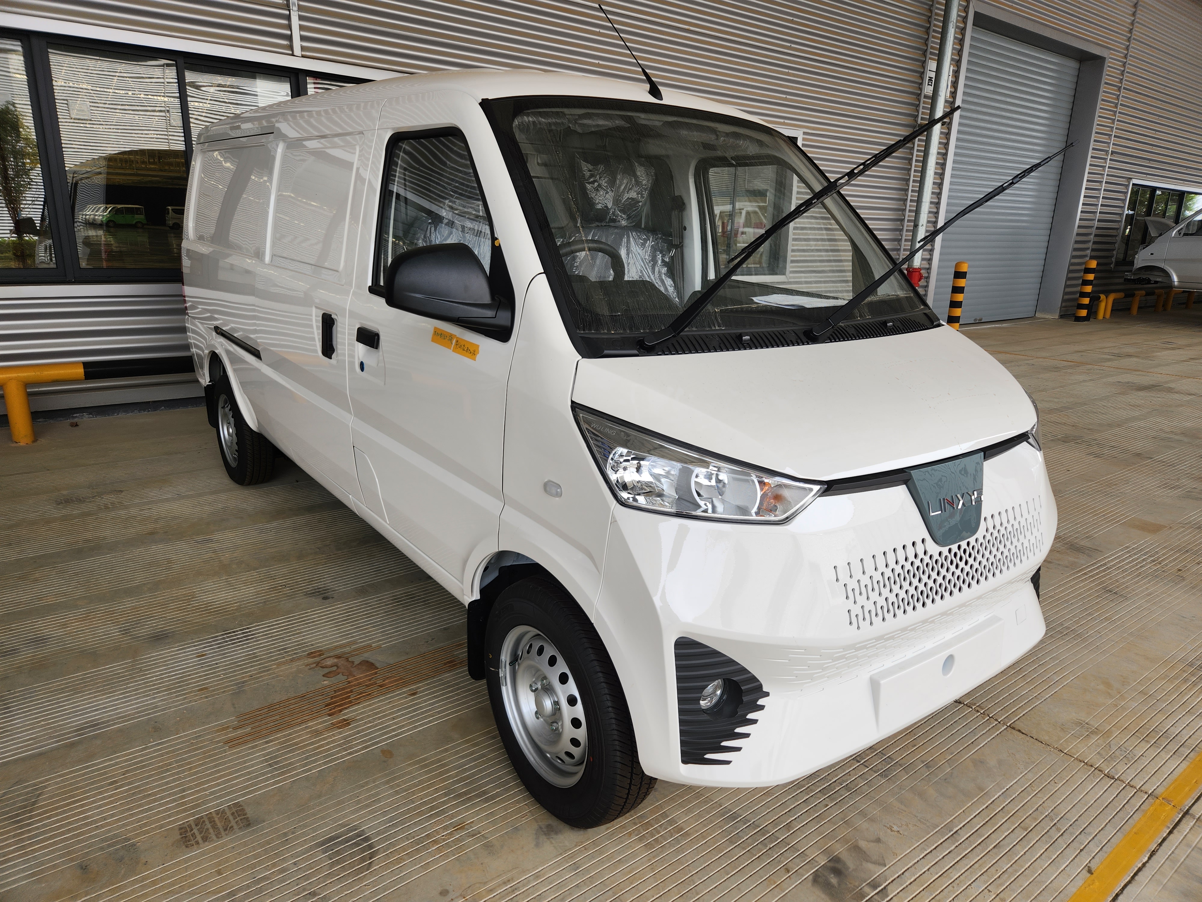 Liuzhou Wuling New Energy Automobile Co., Ltd. – llanta de caucho 2