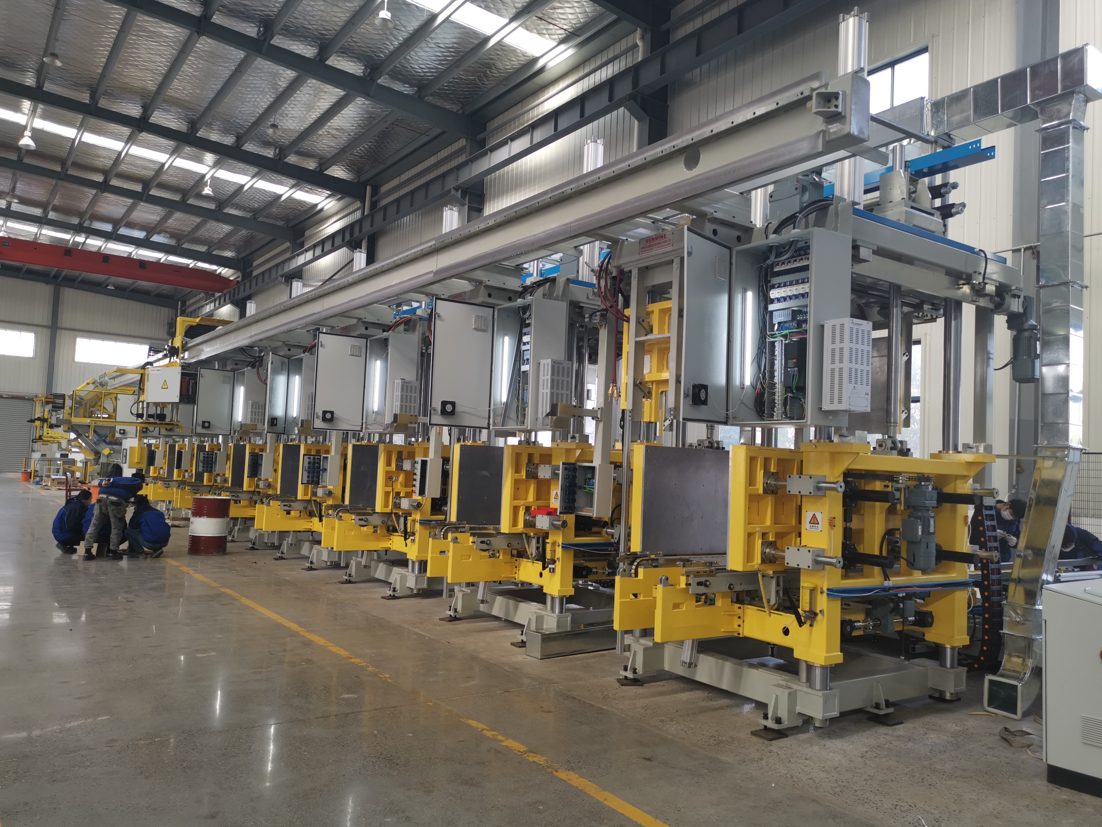 Linear cabinet foaming machine for refrigerator
