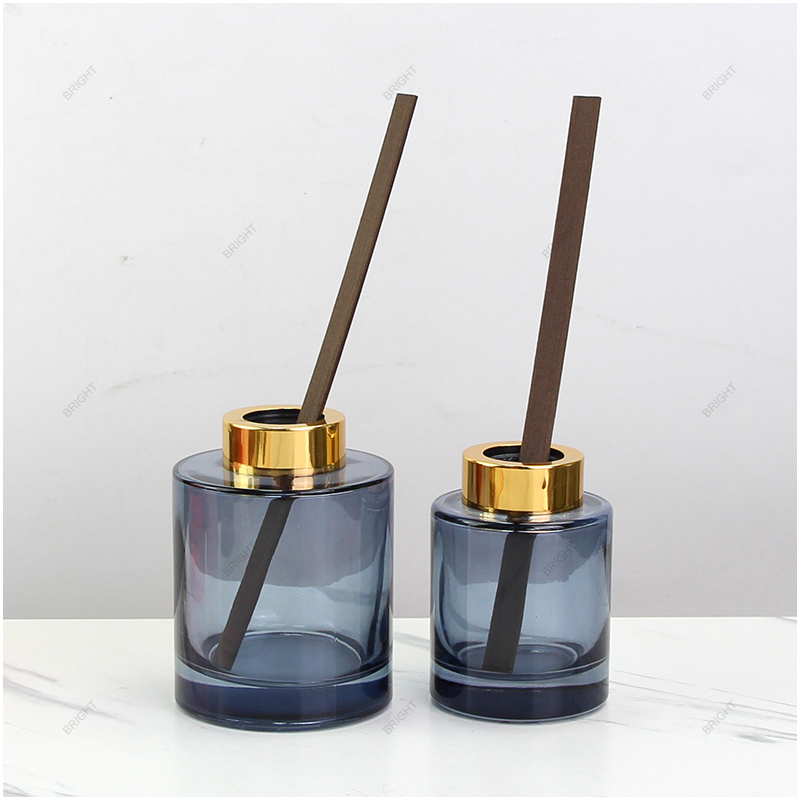 Wholesale round diffuser bottle 100ml 200ml glass reed diffuser bottle with screw cap gold cap