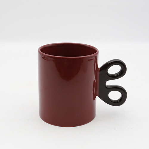 Special mug with scissors handle