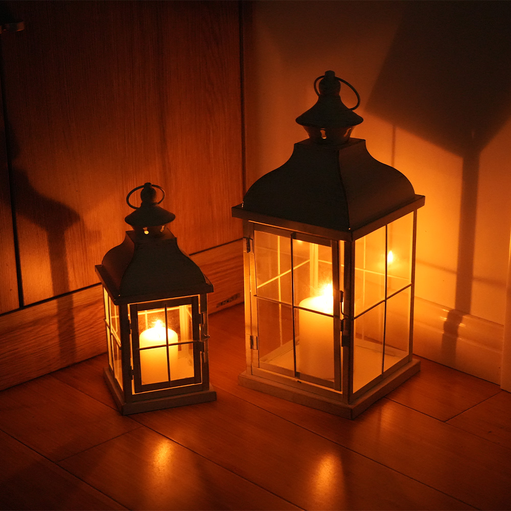 Set of 2 metal lantern.
