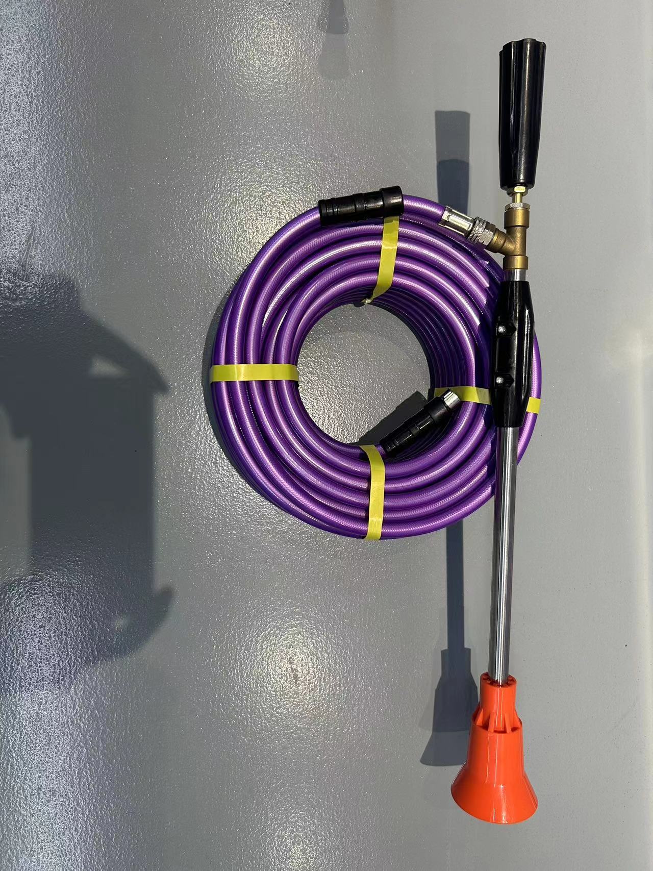Spray hose and spray gun