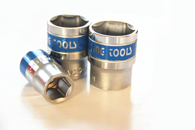1/2" And 3/4" Socket And Socket Wrench
