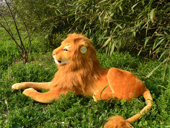 Plush lion toy
