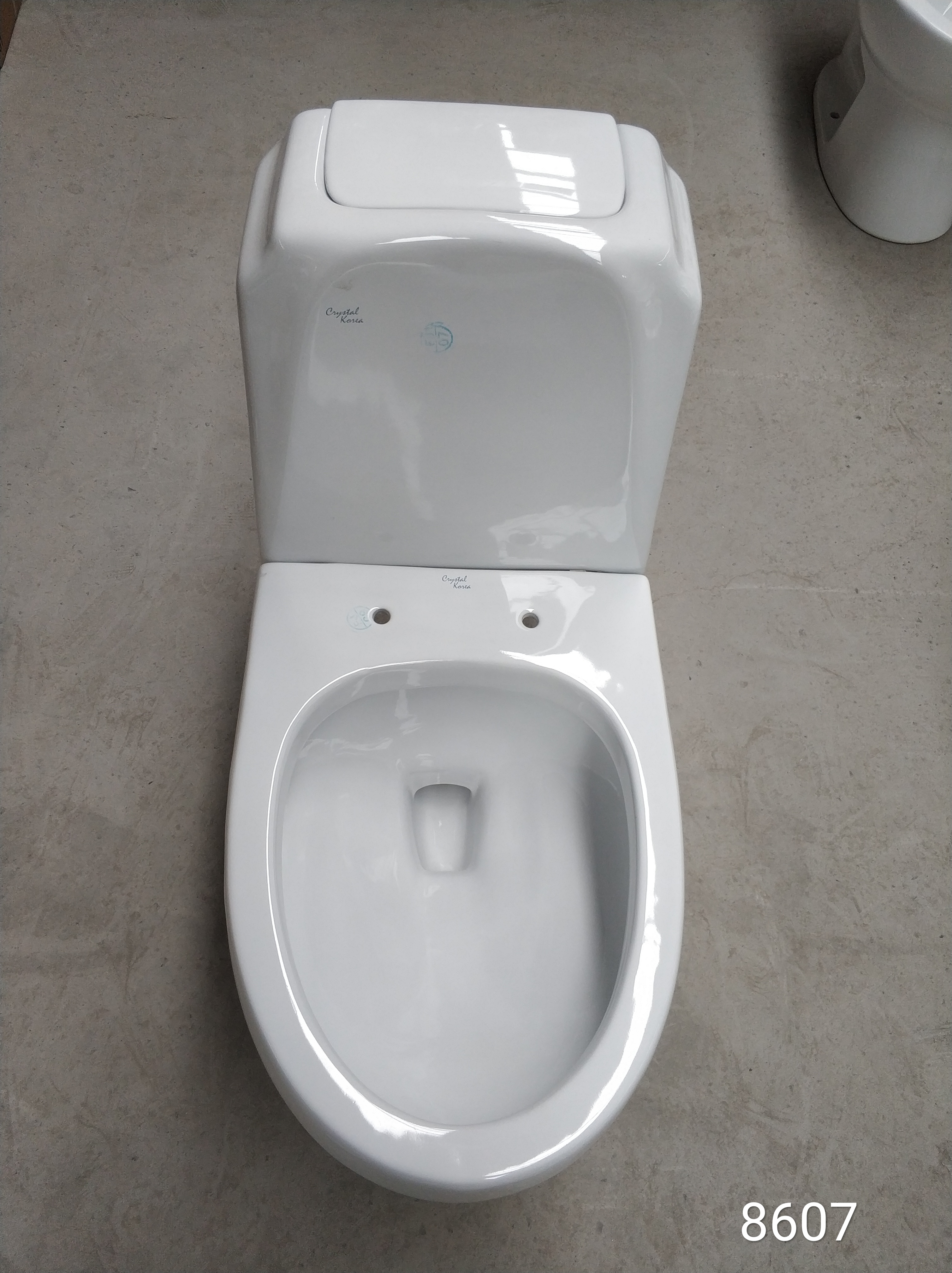 Two-piece toilet
