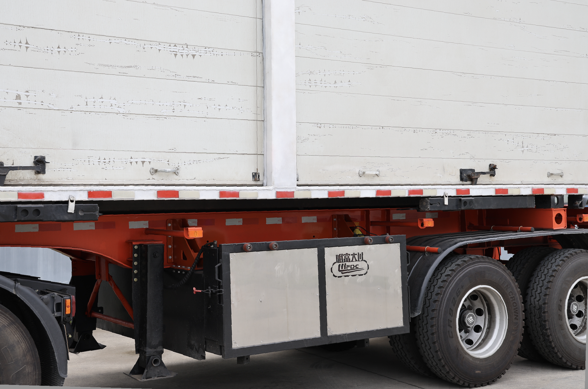 Guilin Mingfu Metal Co., Ltd. – Straddle Carrier for Rugged Terrain 1