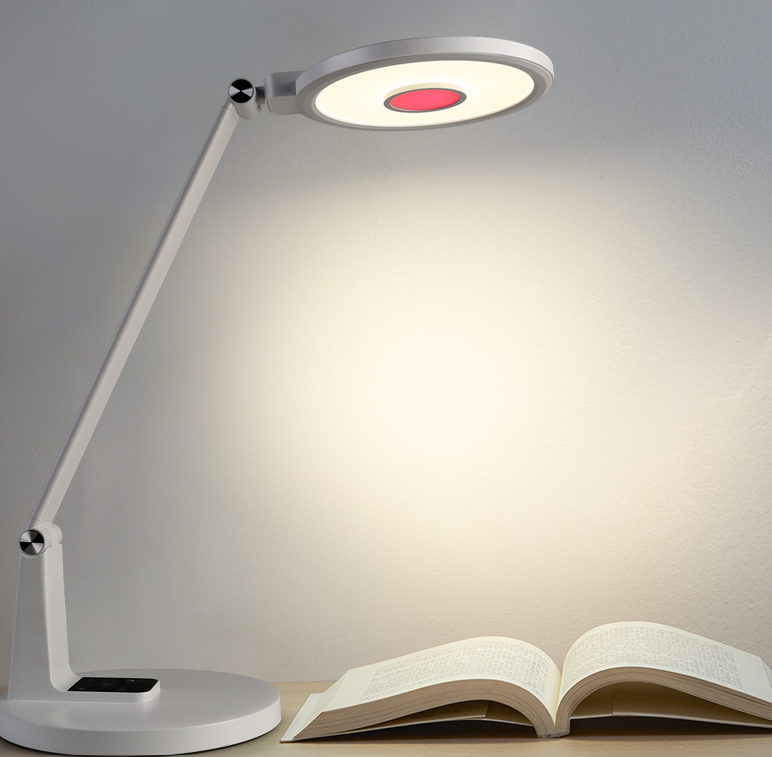 Full spectrum eye protection desk lamp
