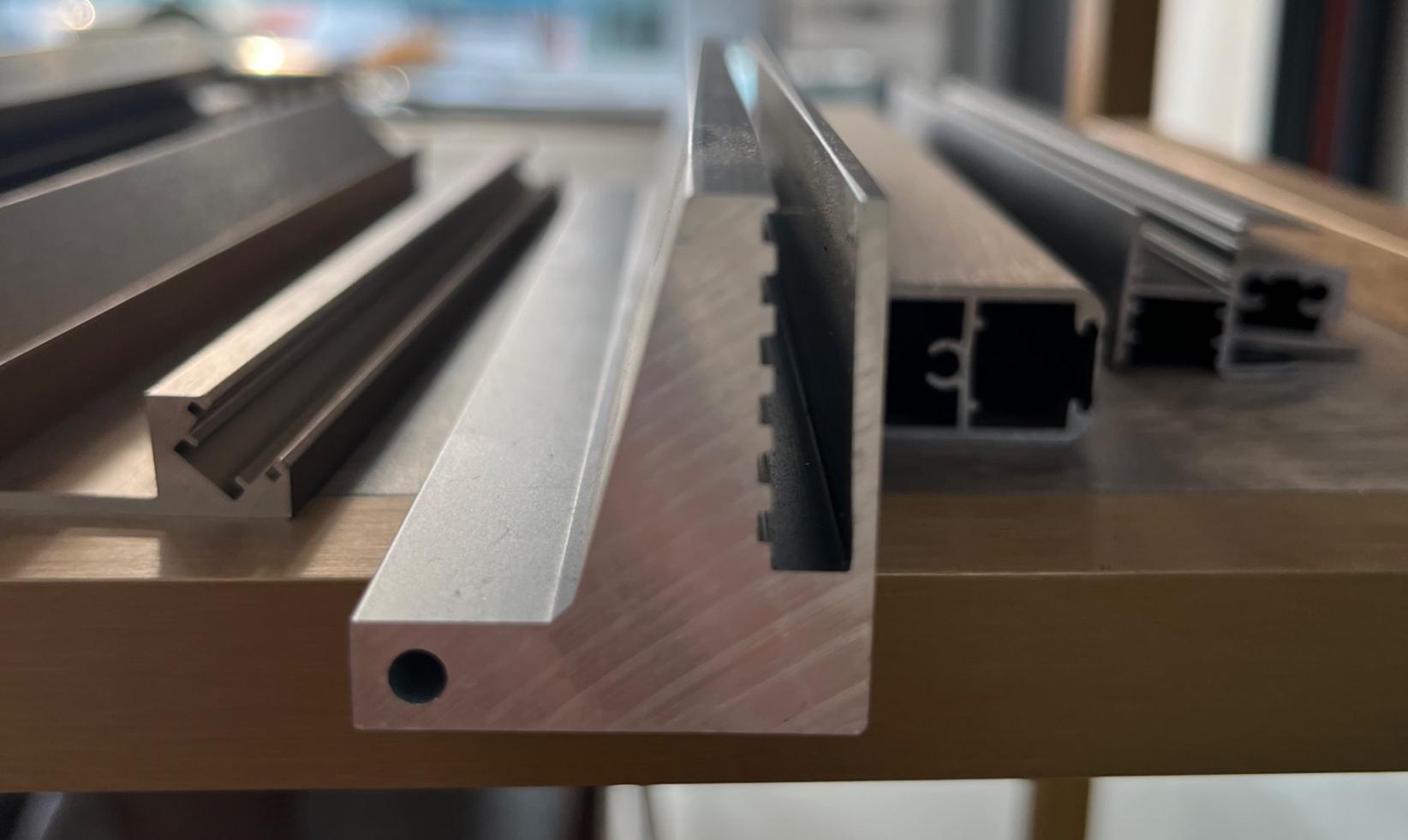 FOSHAN YUEYU HONGJIAN ALUMINIUM CO.,LTD – sofá de cuero 3
