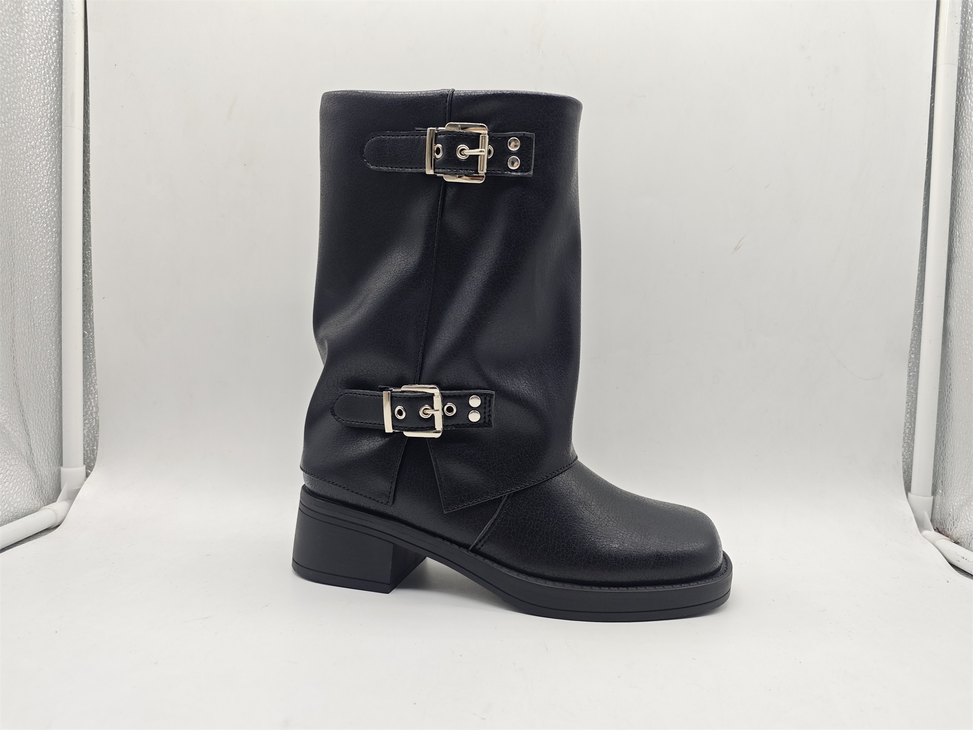 ladies boot with square toe