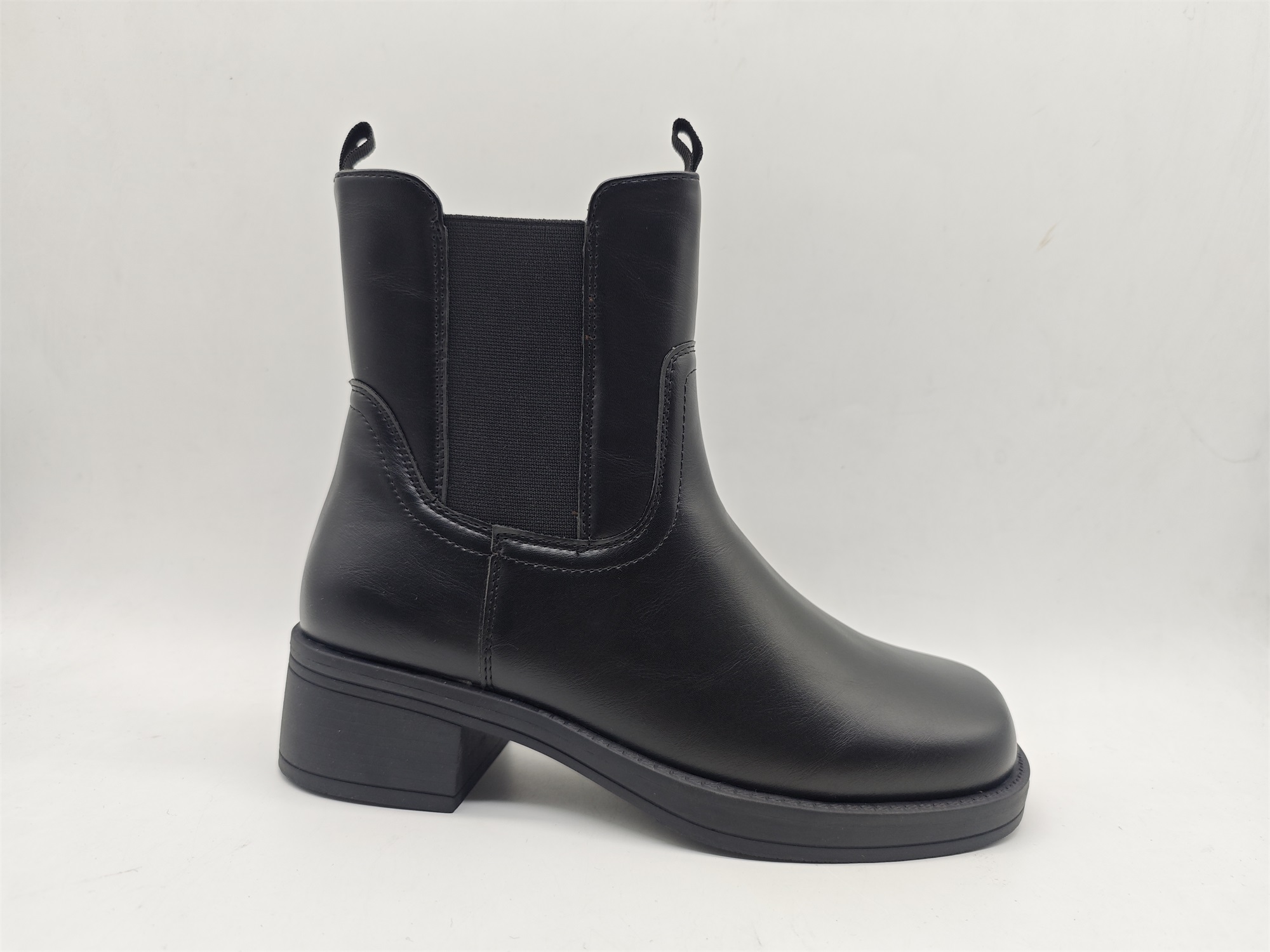 ladies boot with square toe