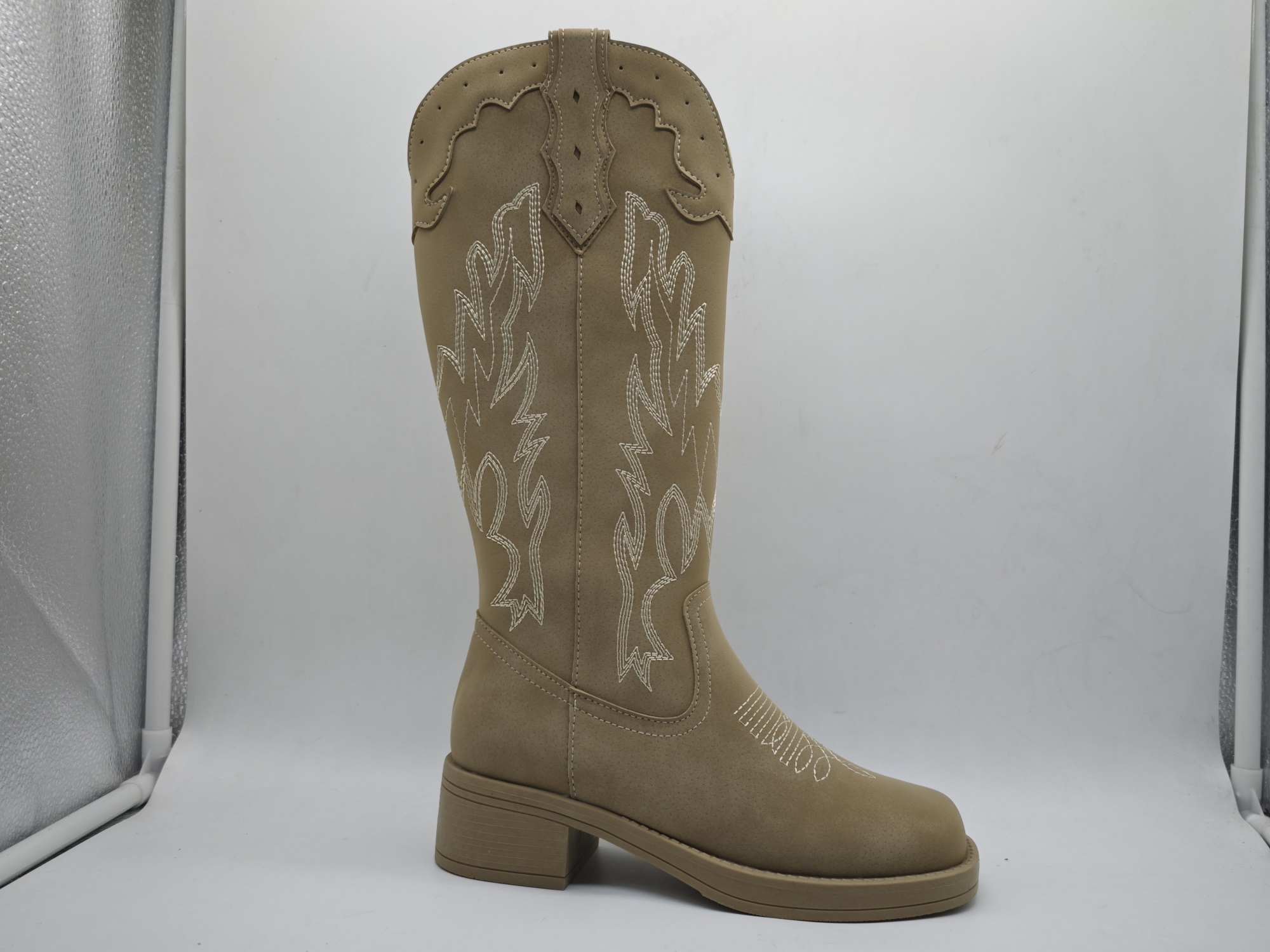 ladies boot with square toe